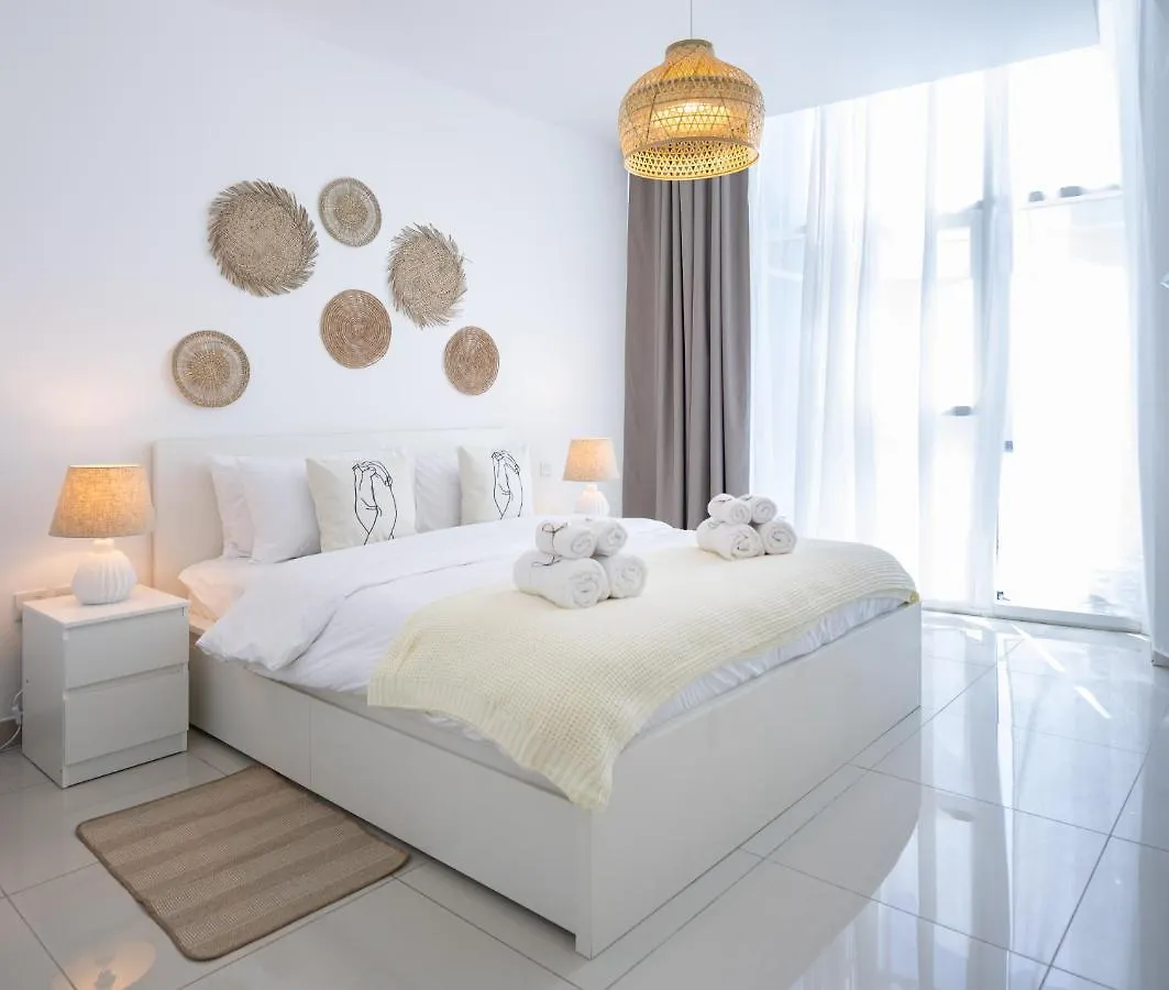公寓 Waves Holiday Home - Charming Apt With Balcony, Minutes From The Beach 迪拜 阿拉伯联合酋长国