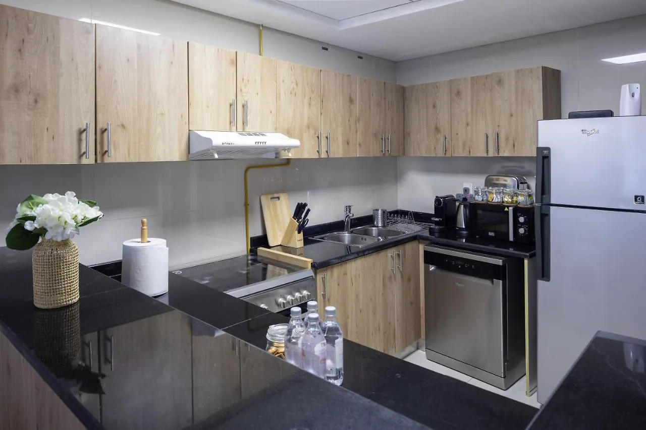 Waves Holiday Home - Charming Apt With Balcony, Minutes From The Beach 迪拜