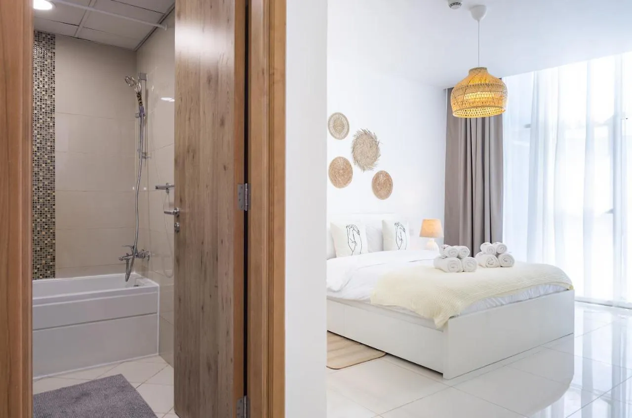 Waves Holiday Home - Charming Apt With Balcony, Minutes From The Beach 迪拜 公寓